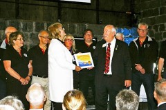 IP delar ut certificate of appreciation.